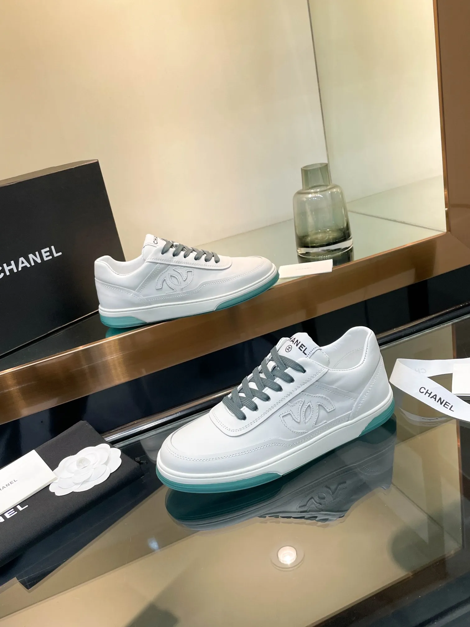 👟👟Ex-factory price 520👟👟Chanel Chanel 25SF latest model full leather panda color white shoes casual sports shoes skateboard shoes original purchase and development production Xiaoxiang C Home Another super popular item in the counter, loved by Internet celebrity bloggers and sisters, and various praises on social platforms. It is very popular, has a high texture, is breathable and super spring and summer. Seeing this issue always arouses the inner desire of girls for fashion. The latest suede material, classic black and white color, full of fashionable feeling on the feet, easy to care for. Fabric: Original customized imported cowhide material. Lining: Customized soft sheepskin lining. Sole: Original molded TPU non-slip outsole. Bottom thickness: 2.5CM. Size: Women's size 35-40 (custom-made sizes 40 are non-refundable)